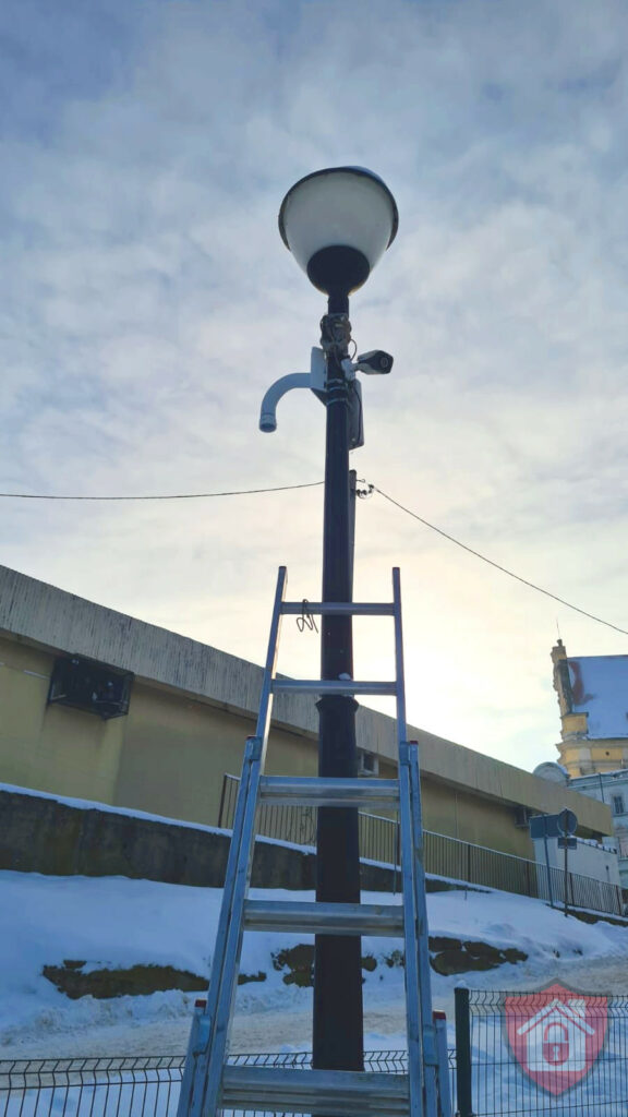 Instalacja kamery obrotowej dahua na placu Fitnes w Lubomierzu