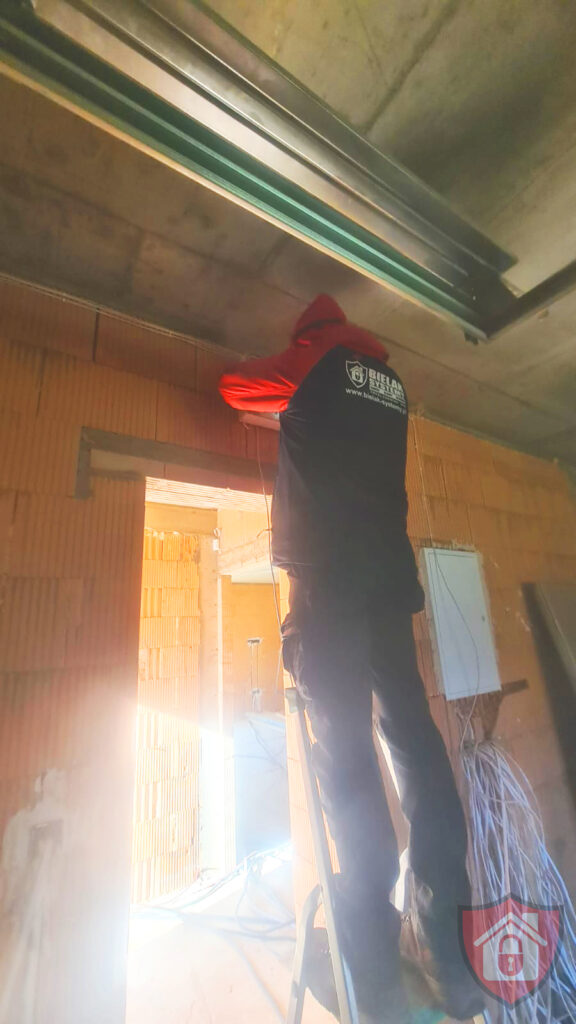 Instalacja systemu alarmowego i instalacja okablowania pod monitoring na budowe domu w Rząsinach