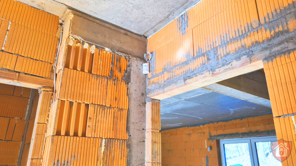 Instalacja systemu alarmowego i instalacja okablowania pod monitoring na budowe domu w Rząsinach