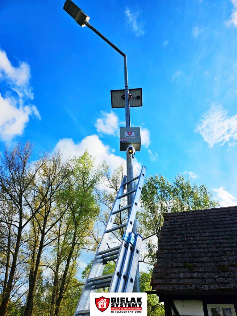 Instalacja kamery monitoringu wioski Grodnica z baterią i zasilaniem z panelu fotowoltaicznego - zdjęcie 1